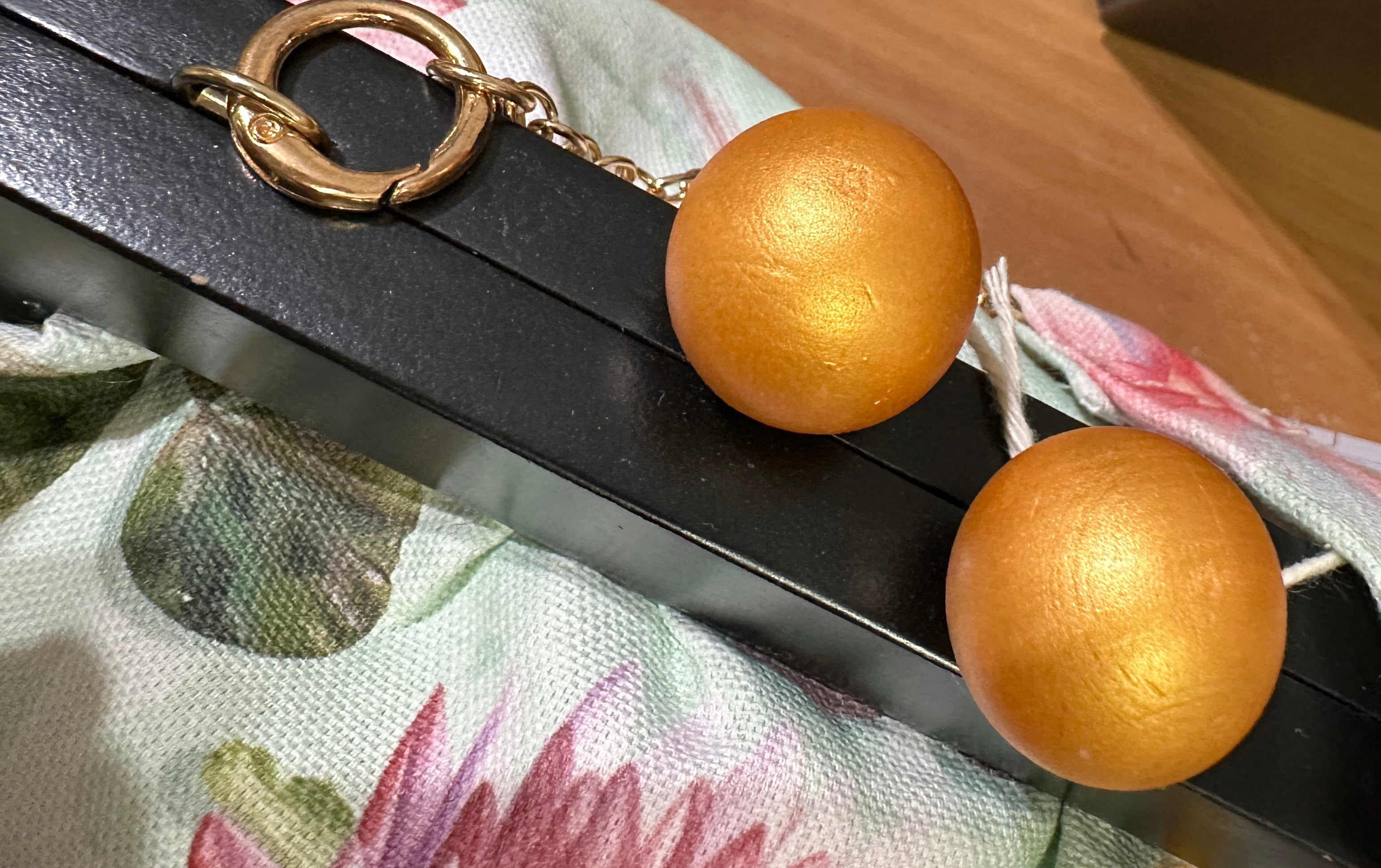 Borsa Artigianale Toscana "Loto" – Clutch in Tessuto Floreale con Dettagli in Legno
