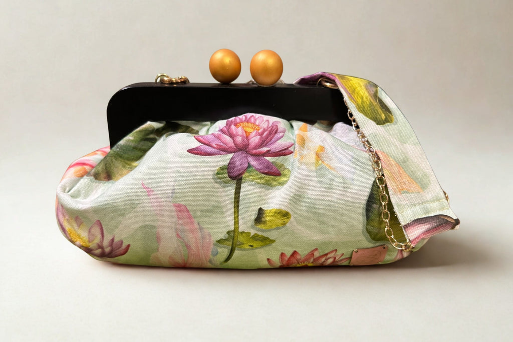 Borsa Artigianale Toscana "Loto" – Clutch in Tessuto Floreale con Dettagli in Legno